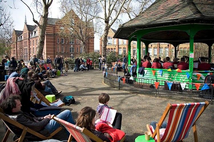 Arnold005.jpg - Deckchair Audience