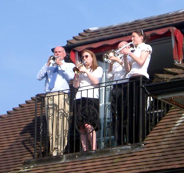 Lara018.jpg - The Bride and Groom leave for honeymoon with a fanfare