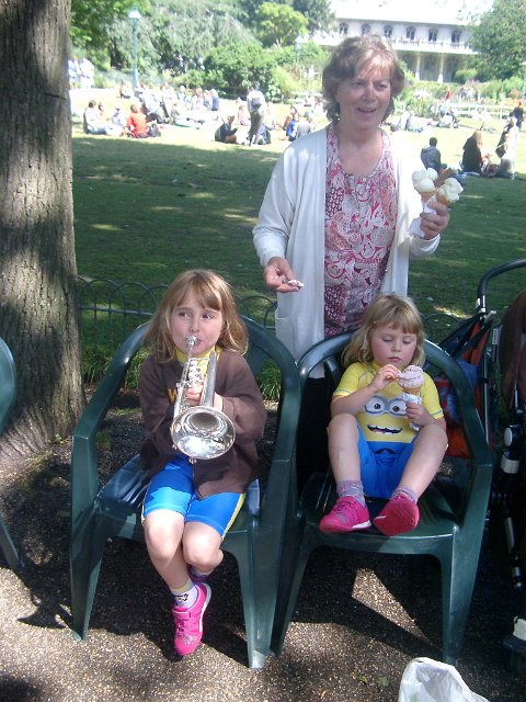 IMGP7170.jpg - The 'new Generation', Cath's children Matilda & Daisy with their Grandma