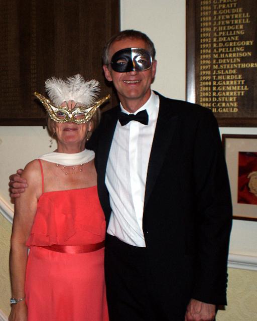 DSC05617.JPG - Captains Sandra and David welcome the guests