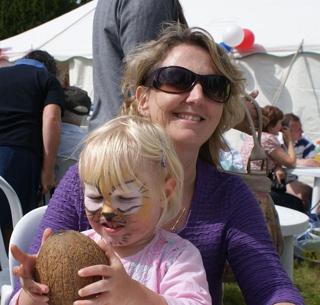 DSC05671.JPG - Auntie Clare Morton and Hannah holding Daddy's prize