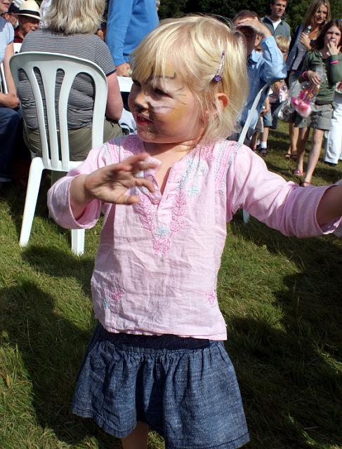 DSC05676.JPG - Hannah, listening to the Band