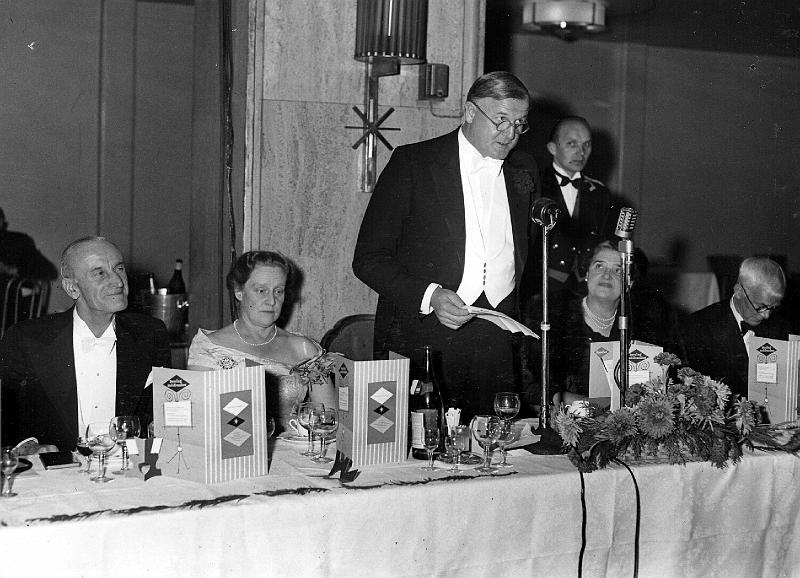 Mirror008.jpg - Cecil King