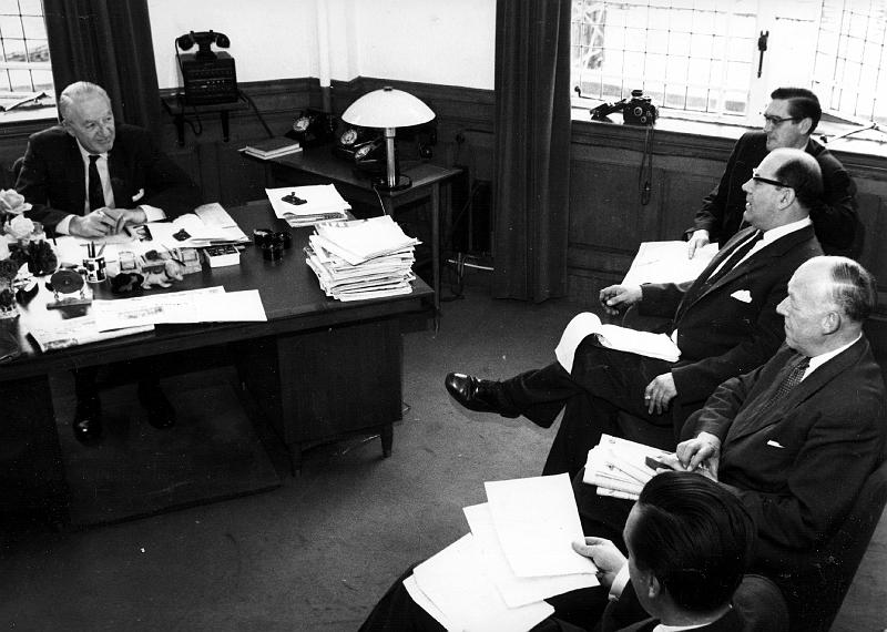 Sketch003.jpg - Daily Sketch - Herbert Gunn in conference