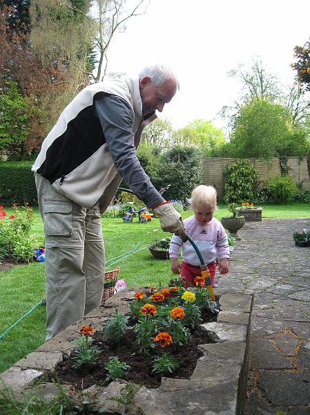 IMG_3770.jpg - Hannah helps Jan