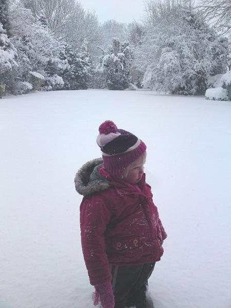 DSC00091.JPG - Hannah in the garden at Lissoms Road