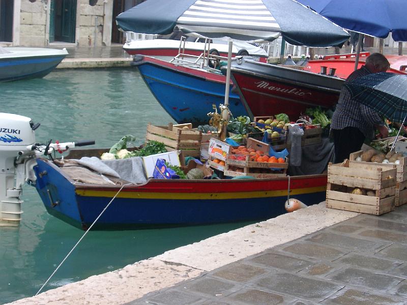 IMGP5141.JPG - Vegetable market in the canal