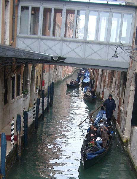 IMGP5145.JPG - Far eastern tourists on a gondola