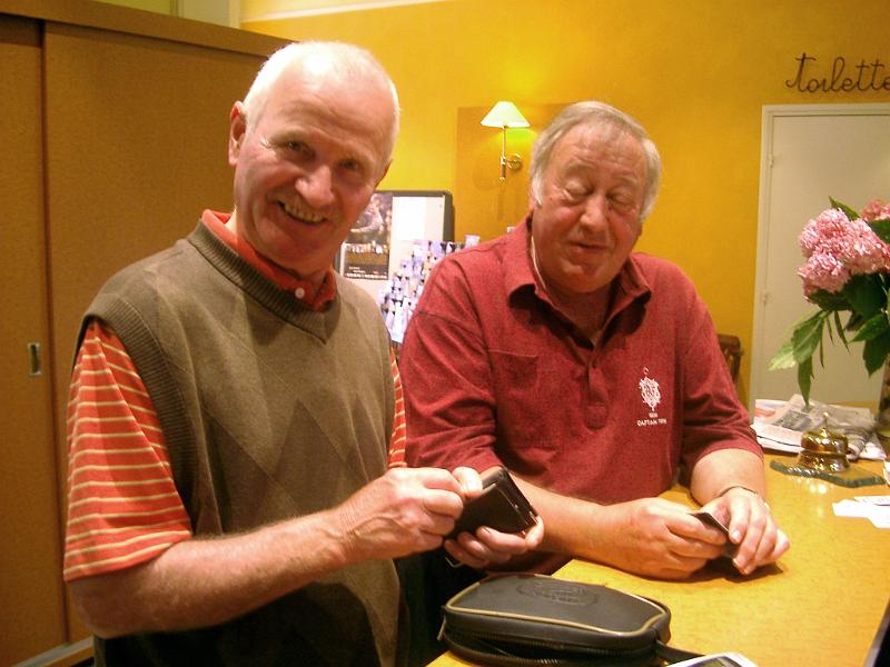 IMGP5452.JPG - Joe and  Bernard - Paying the Bill!